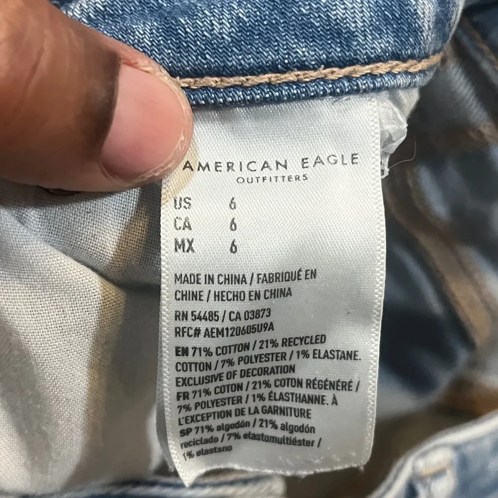 American Eagle Low-Rise Baggy Denim Shorts Medium Blue Womens Size 6 Distressed
